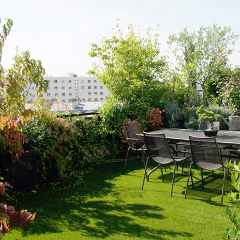 Terrasse de jardin aménagée pour espace repas extérieur