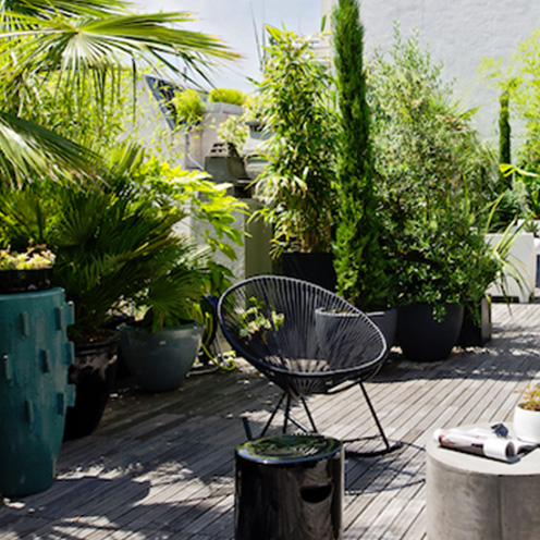 Terrasse extérieure moderne aménagée pour la détente